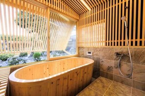 Bathroom - Tetsu-juro （former Ogunis residence） , Himeji Castles back parlor-like"400-year-old inn" (Fukusaki)