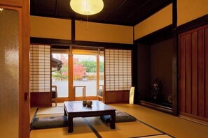 Room - Tetsu-juro （former Ogunis residence） , Himeji Castles back parlor-like"400-year-old inn" (Fukusaki)