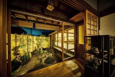 Tetsu-juro （former Ogunis residence） , Himeji Castles back parlor-like"400-year-old inn"