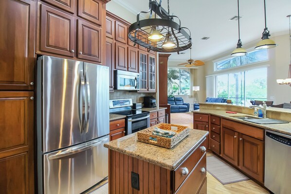 ثلاجة، ميكروويف، فرن، موقد طهي مسطح