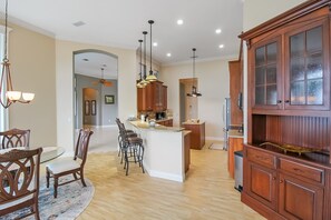 المنشأة من الداخل