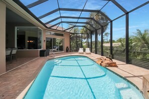 حمّام سباحة مُدفَّأ