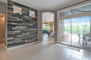 المنشأة من الداخل