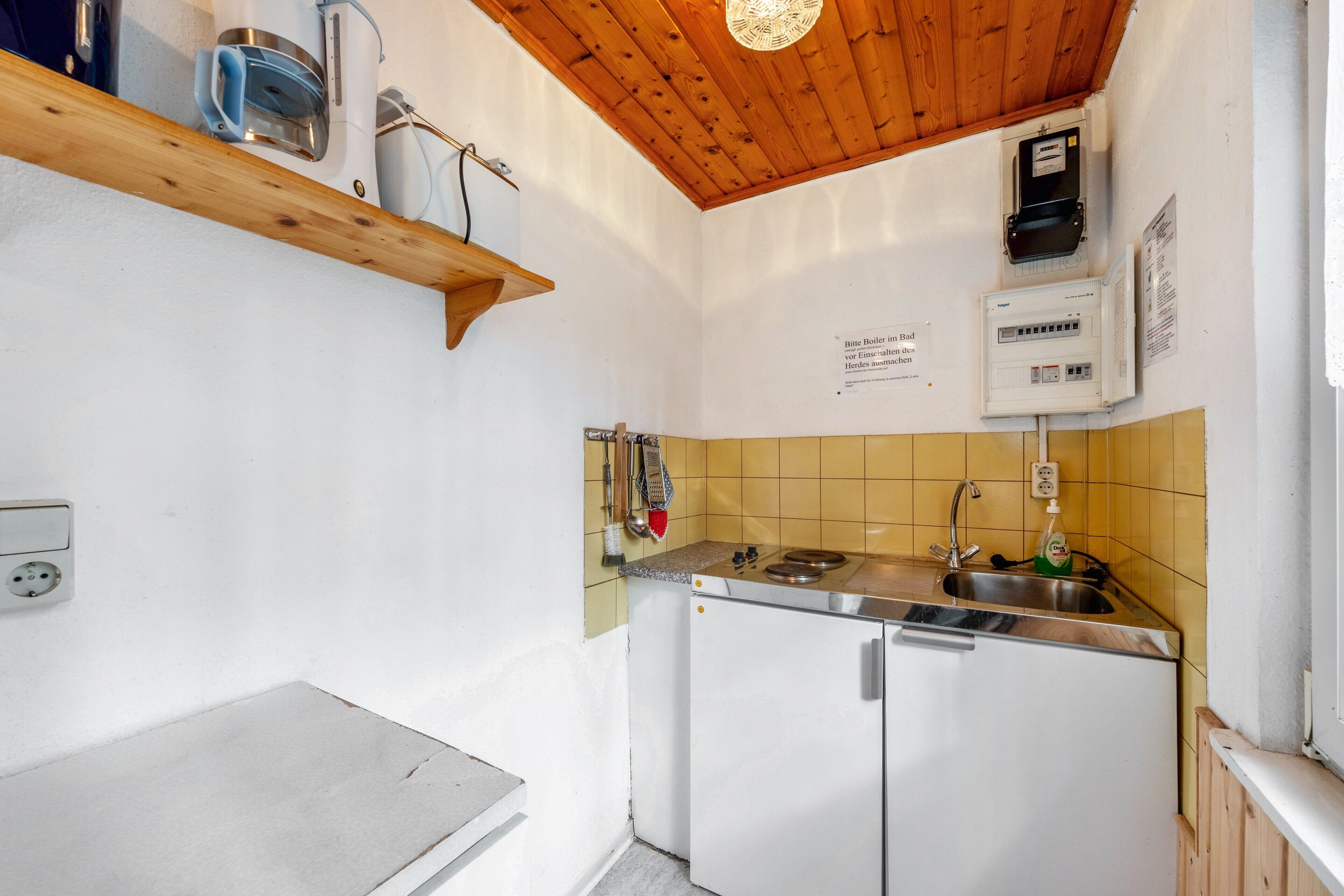 Kühlschrank, Herdplatte, Wasserkocher mit Kaffee-/Teezubehör