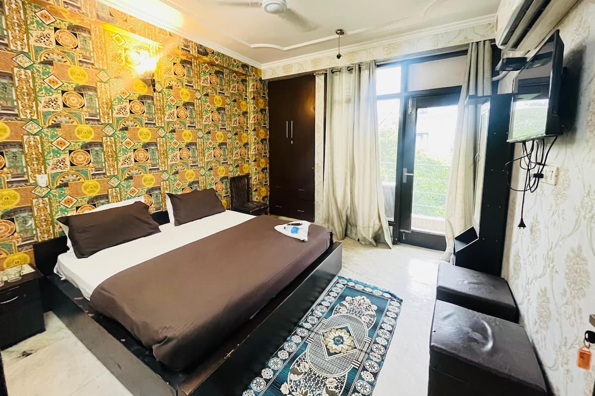 Desk, free WiFi, bed sheets