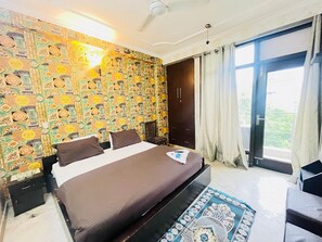 Desk, free WiFi, bed sheets - Roomshala Hotel Jagannath (New Delhi)