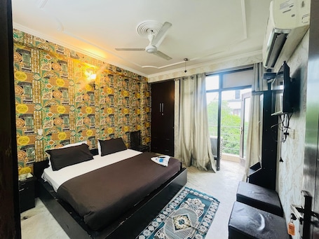 Escritorio, wifi gratis y ropa de cama . Roomshala Hotel Jagannath