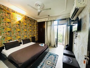 Desk, free WiFi, bed sheets - Roomshala Hotel Jagannath (New Delhi)