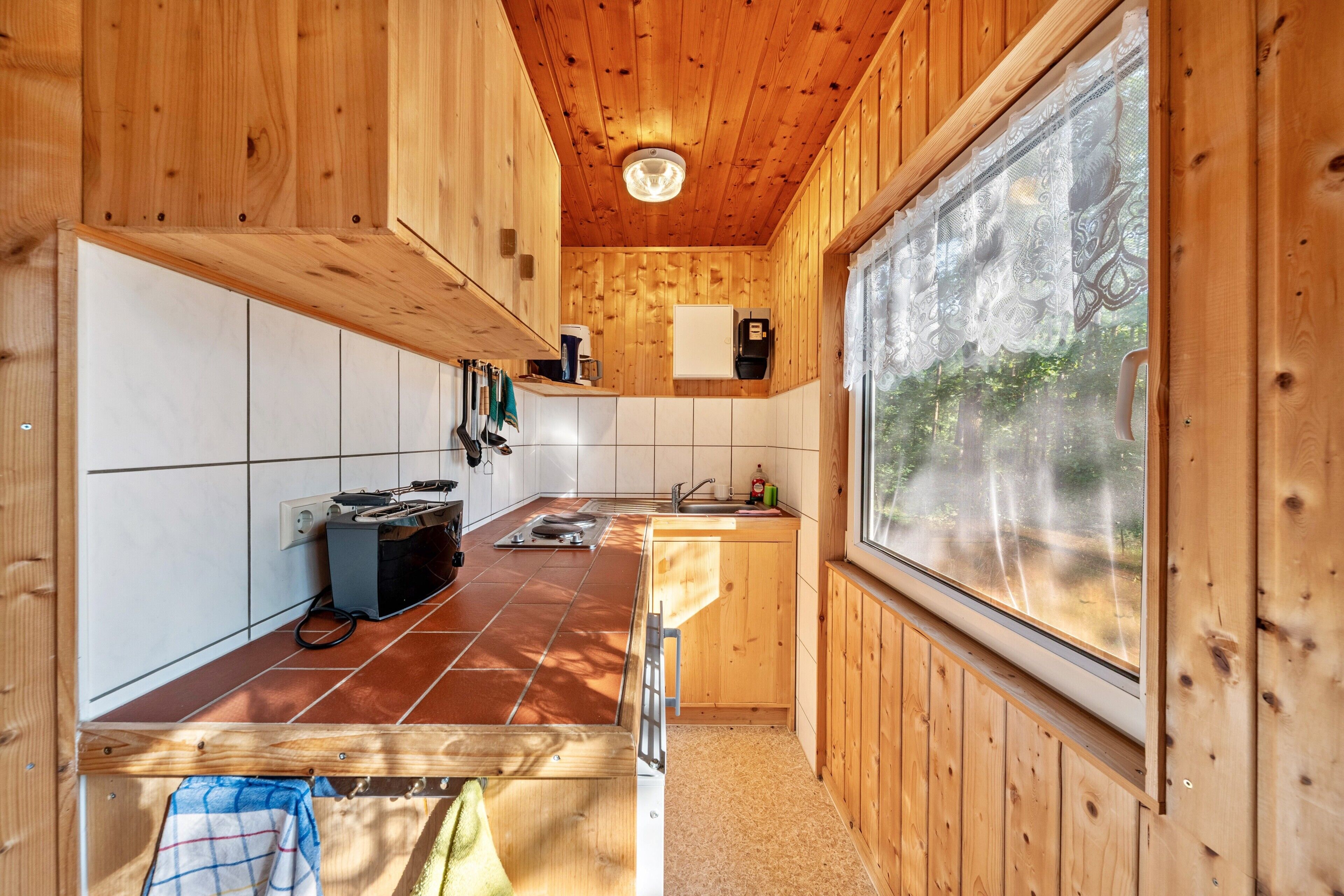 Fridge, stovetop, coffee/tea maker, electric kettle