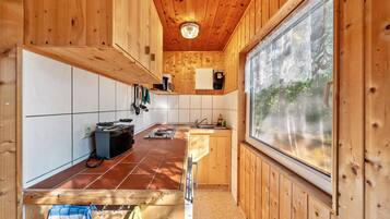 Fridge, stovetop, coffee/tea maker, electric kettle