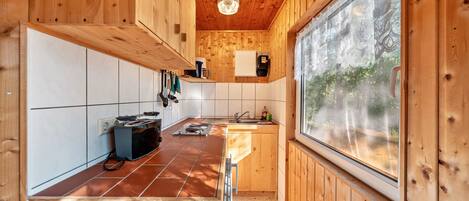 Réfrigérateur, plaque de cuisson, cafetière/bouilloire