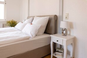 1 dormitorio, tabla de planchar con plancha, wifi y ropa de cama