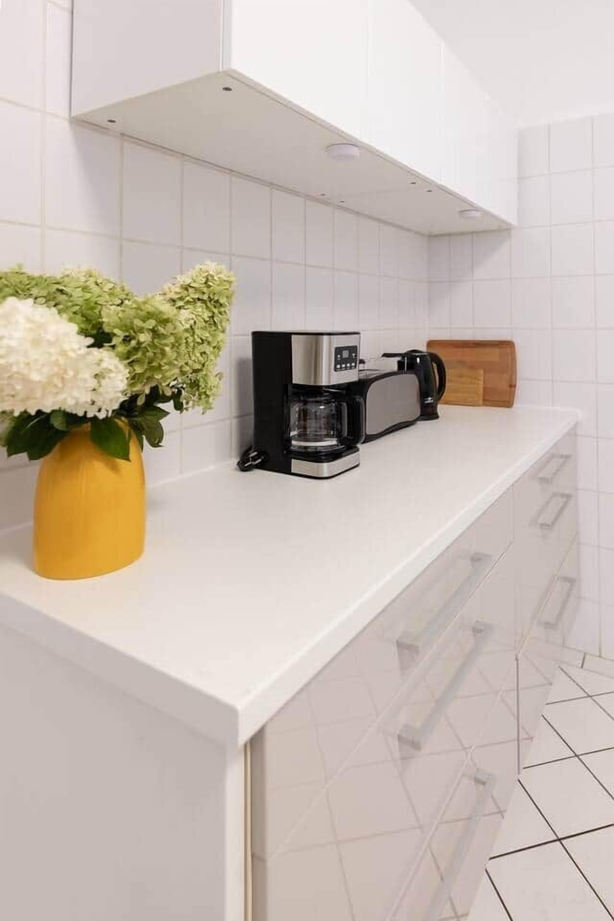 Microwave, oven, dishwasher, cookware/dishes/utensils