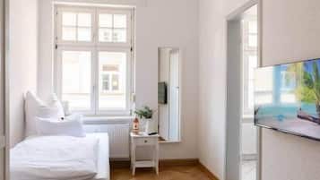 Tabla de planchar con plancha, wifi y ropa de cama