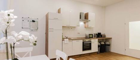 Jääkaappi, mikroaaltouuni, uuni, liesi