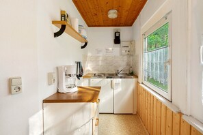 Refrigerador, parrilla de estufa, cafetera y tetera y tetera eléctrica 