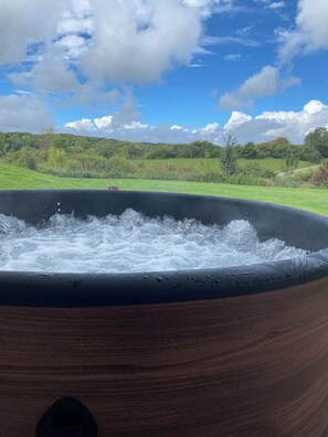 Outdoor spa tub - Whirlpool, terrace & country house style - dream vacation apartment on the Alb (Westerheim)
