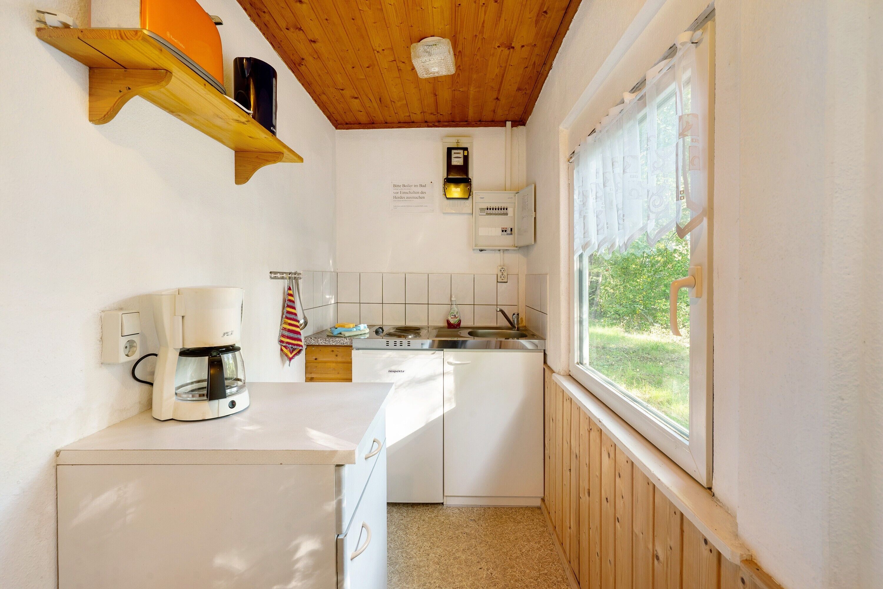 Kühlschrank, Herdplatte, Wasserkocher mit Kaffee-/Teezubehör