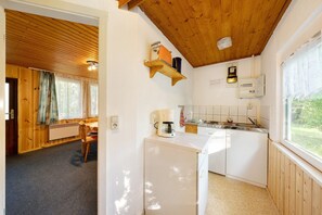 Jääkaappi, liesi, kahvin-/teenkeitin, vedenkeitin