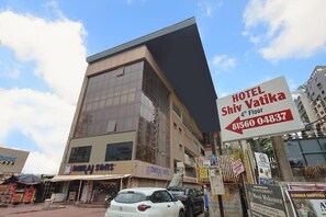 Exterior - Hotel Shiv Vatika (Surat)