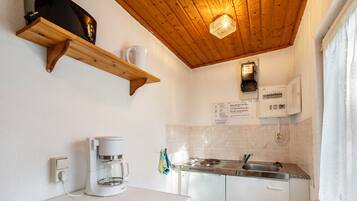 Fridge, stovetop, coffee/tea maker, electric kettle