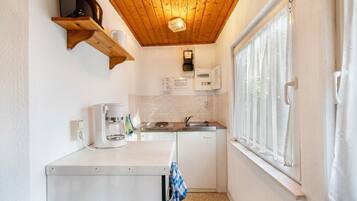 Fridge, stovetop, coffee/tea maker, electric kettle