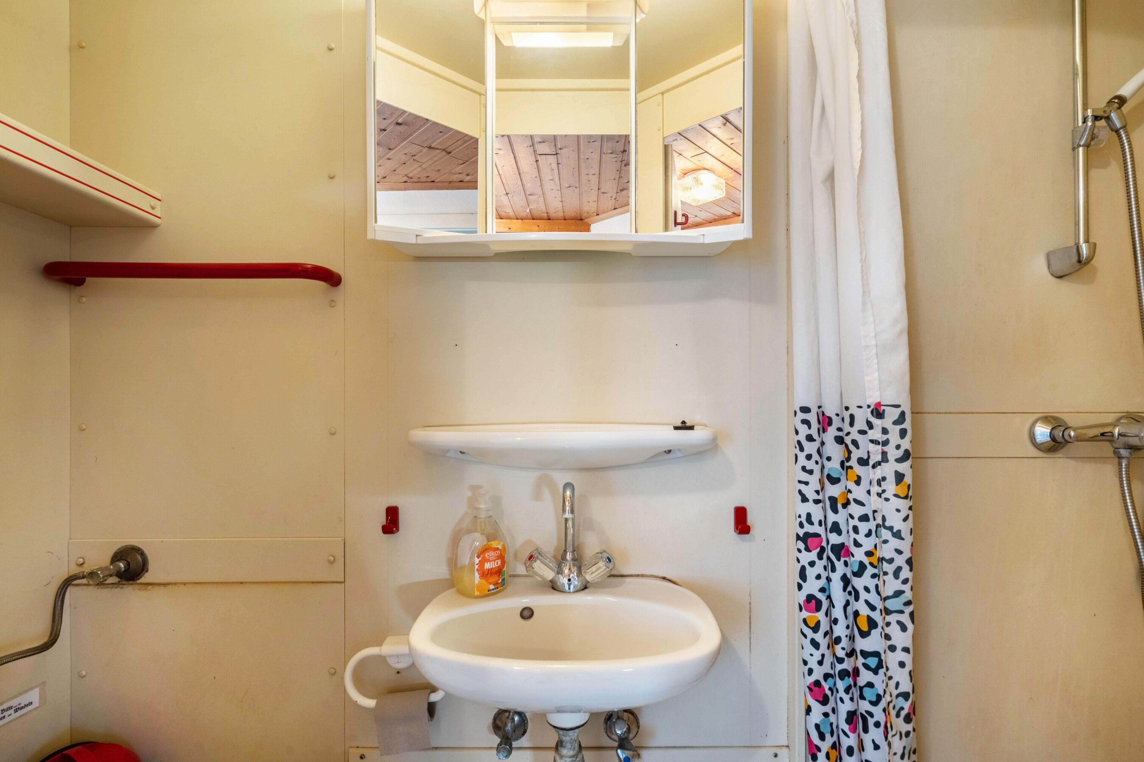 Shower, free toiletries, towels