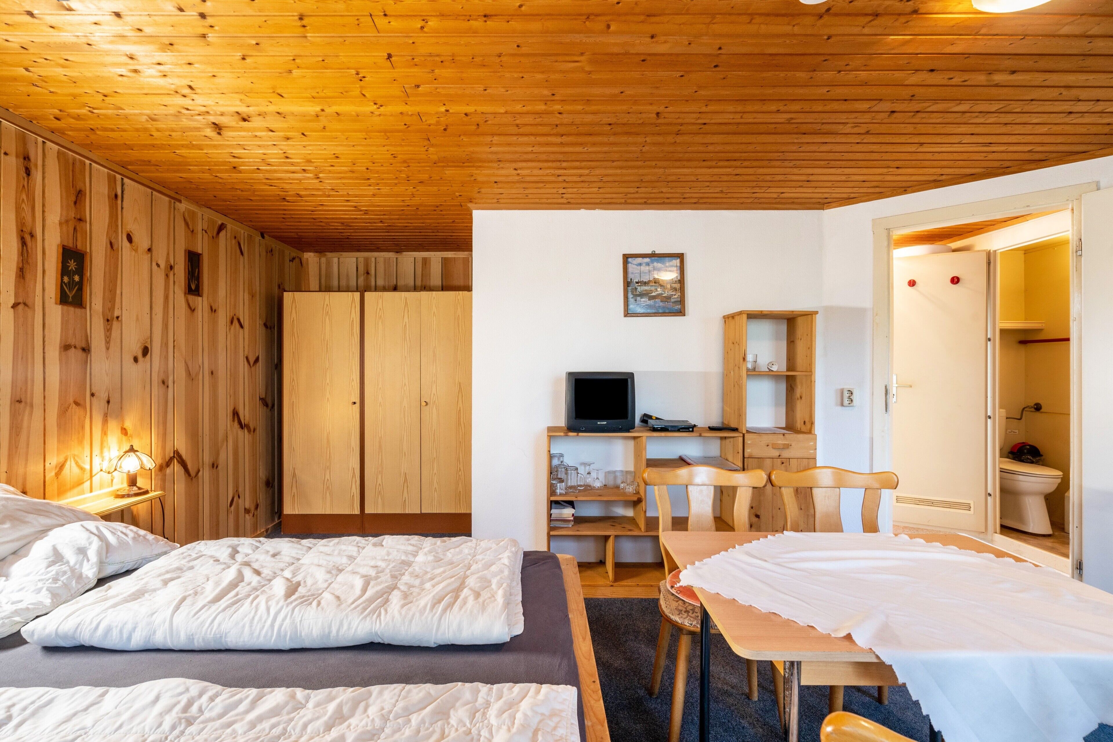 1 bedroom, bed sheets