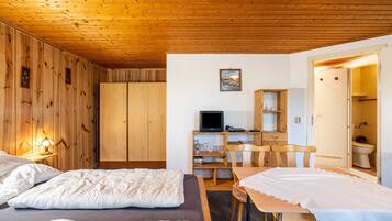 1 bedroom, bed sheets