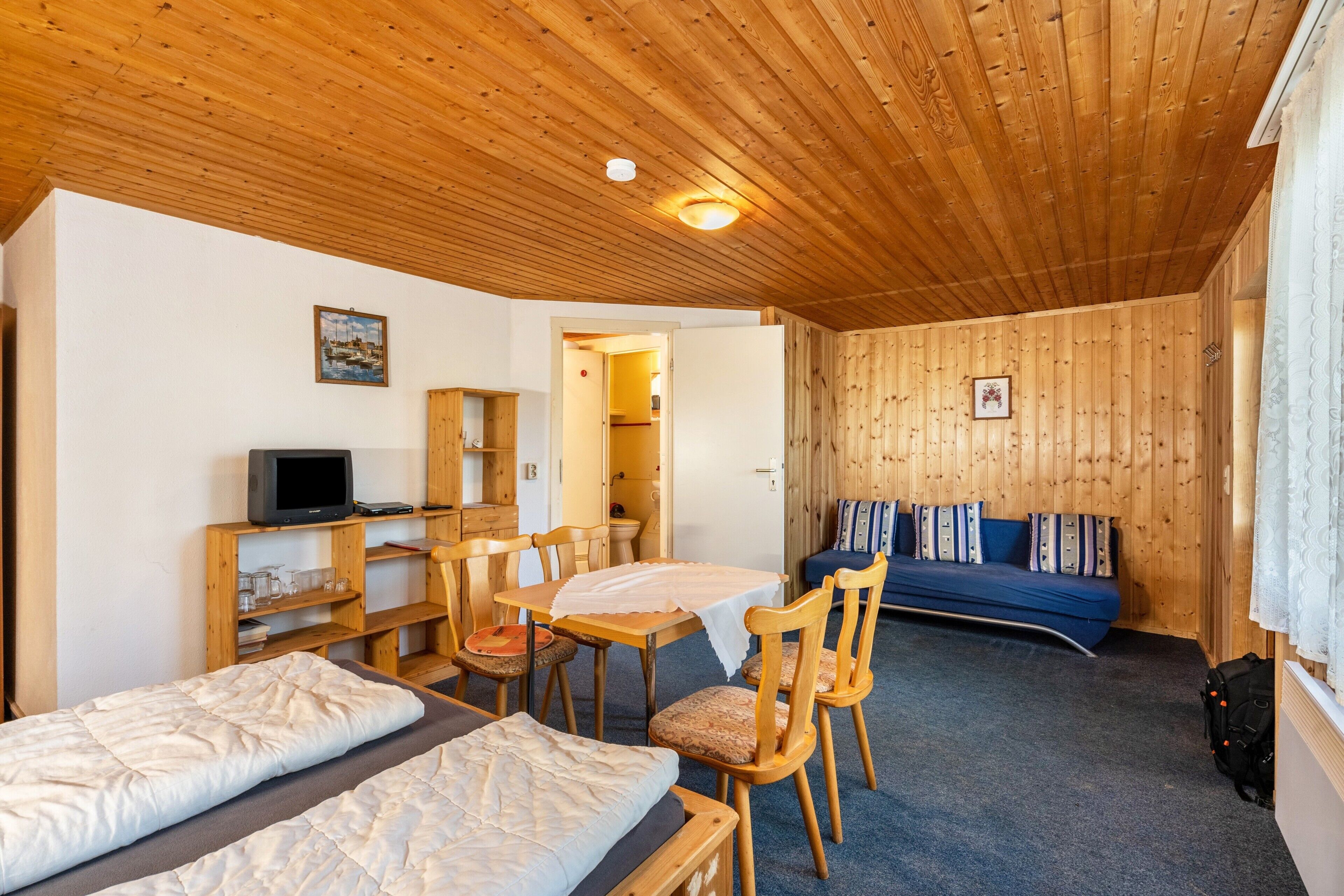 1 bedroom, bed sheets