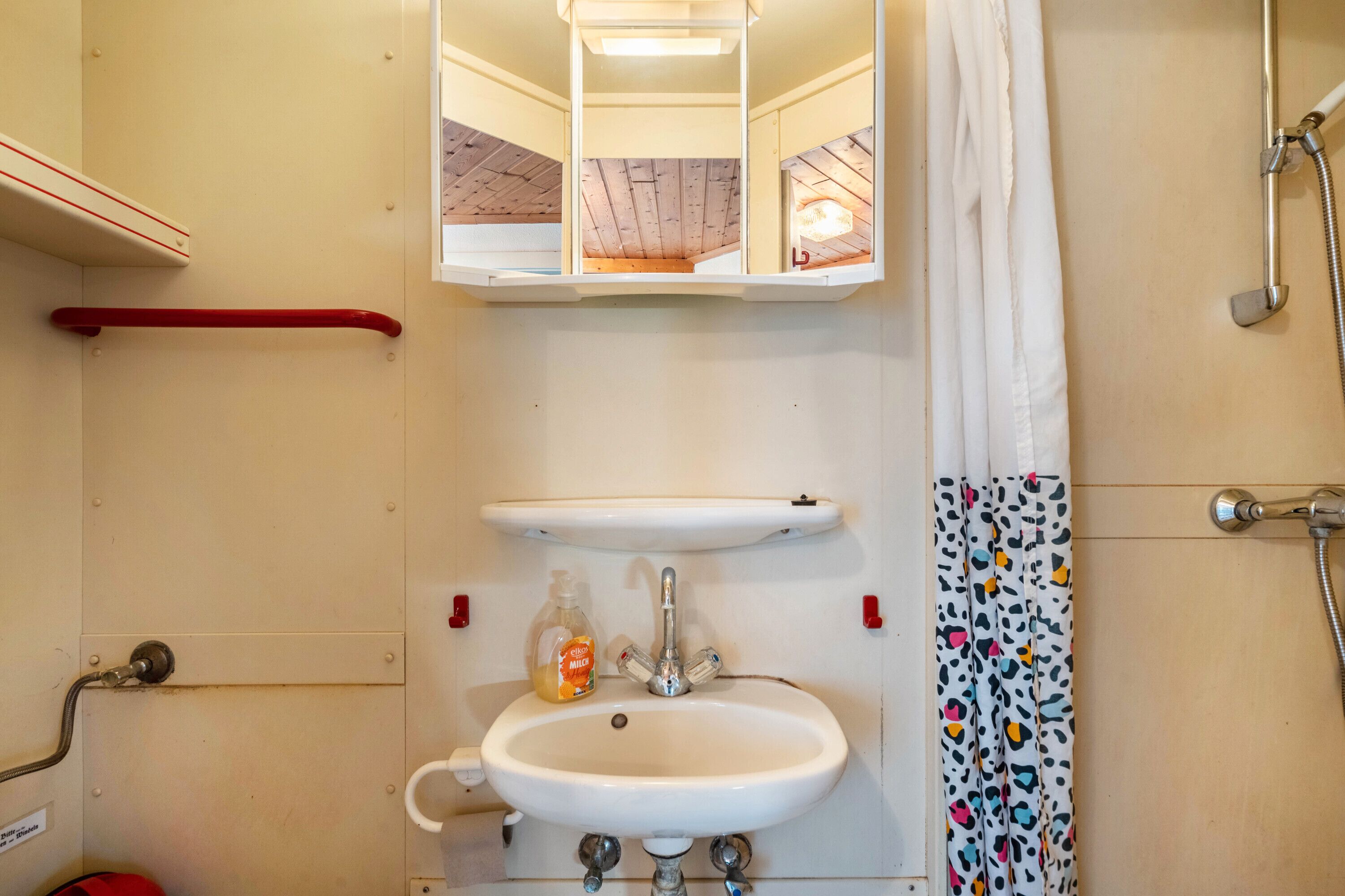 Shower, free toiletries, towels