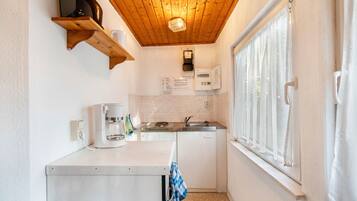 Kjøleskap, kokeplater, kaffetrakter/tekoker og vannkoker