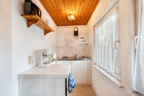 Kjøleskap, kokeplater, kaffetrakter/tekoker og vannkoker