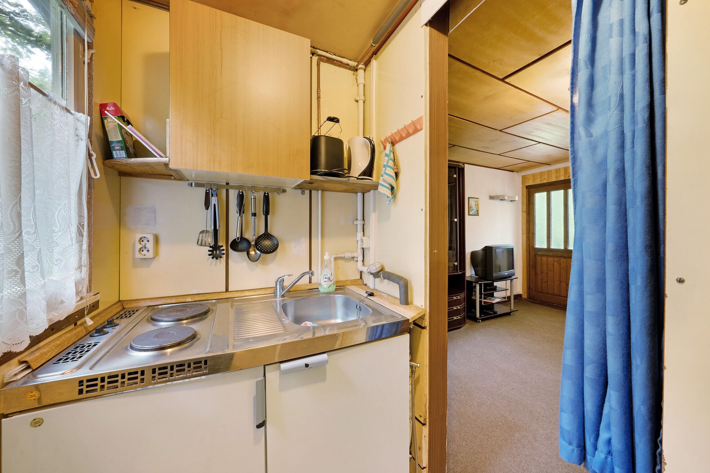 Wasserkocher mit Kaffee-/Teezubehör, Kühlschrank, Herdplatte