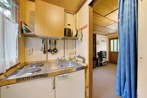 Fridge, stovetop, coffee/tea maker, electric kettle