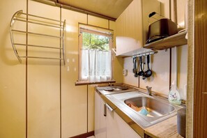 Geladeira, cooktop, cafeteira/chaleira, chaleira elétrica