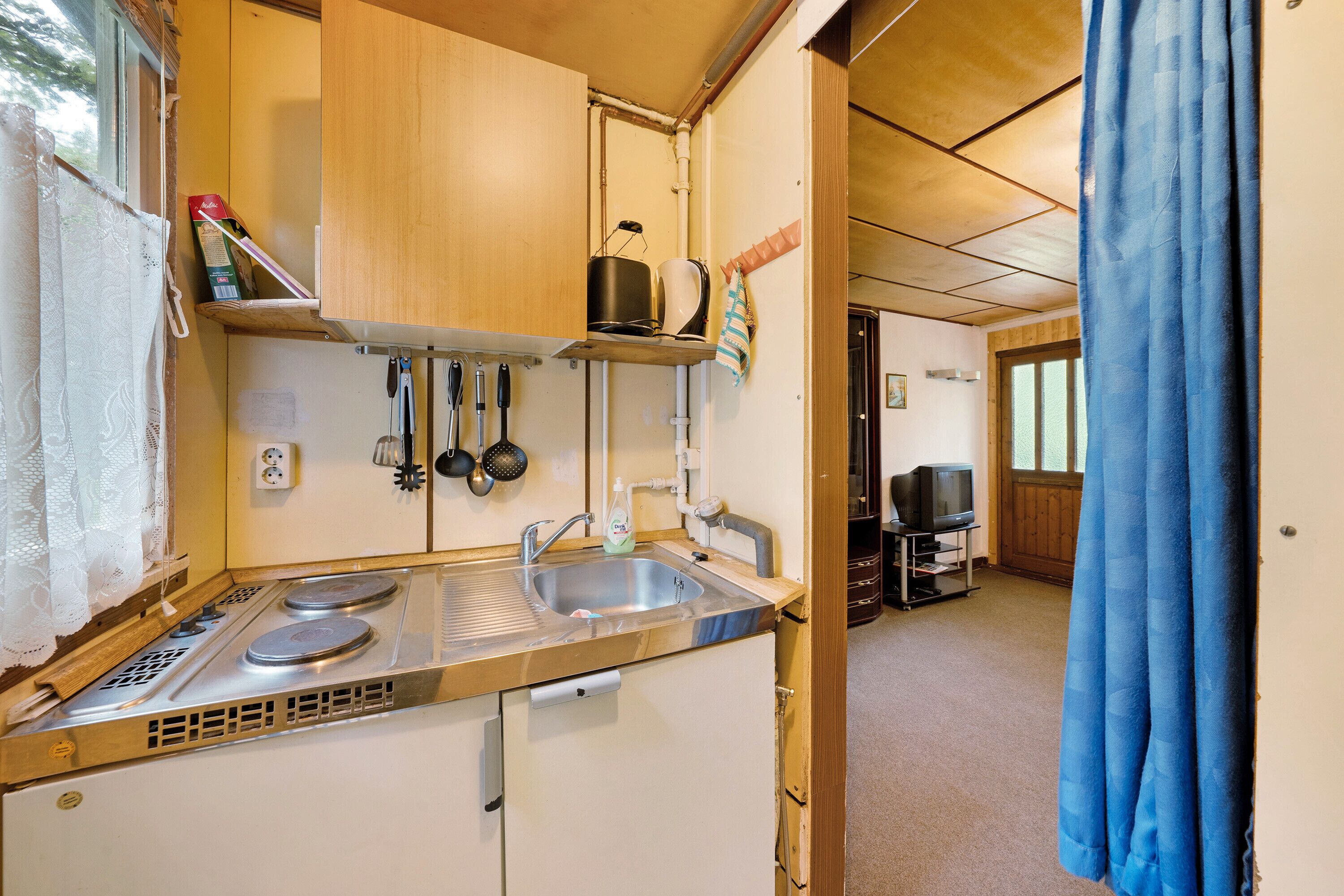 Frigorifero, piano cottura, macchina per tè/caffè, bollitore elettrico