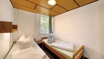 1 bedroom, bed sheets