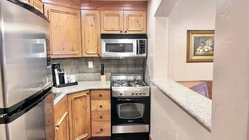 雪櫃、微波爐、焗爐、爐具