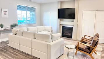 Smart TV, fireplace