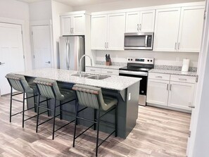 冷蔵庫、電子レンジ、オーブン、コンロ