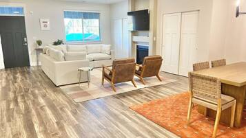 Smart TV, fireplace