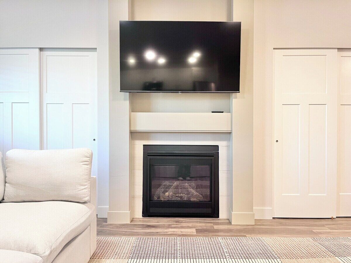 Smart TV, fireplace