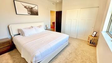 Escritorio, wifi gratis y ropa de cama