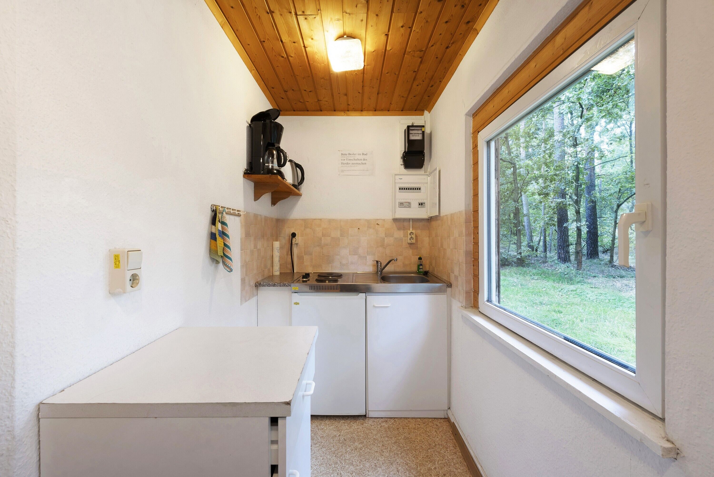 Fridge, stovetop, coffee/tea maker, electric kettle