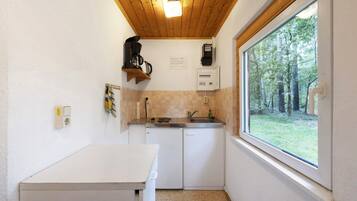 Fridge, stovetop, coffee/tea maker, electric kettle