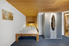 1 bedroom, bed sheets