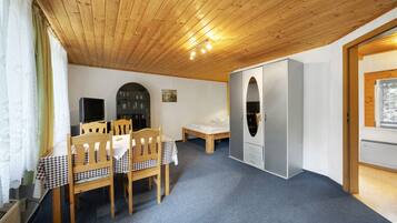 1 bedroom, bed sheets