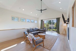 TV, peis, stereoanlegg og kontorer