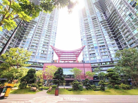Sauna, hot tub, steam room, hot springs/mineral springs. Armin Homes Corner 3 BRs with bathtub